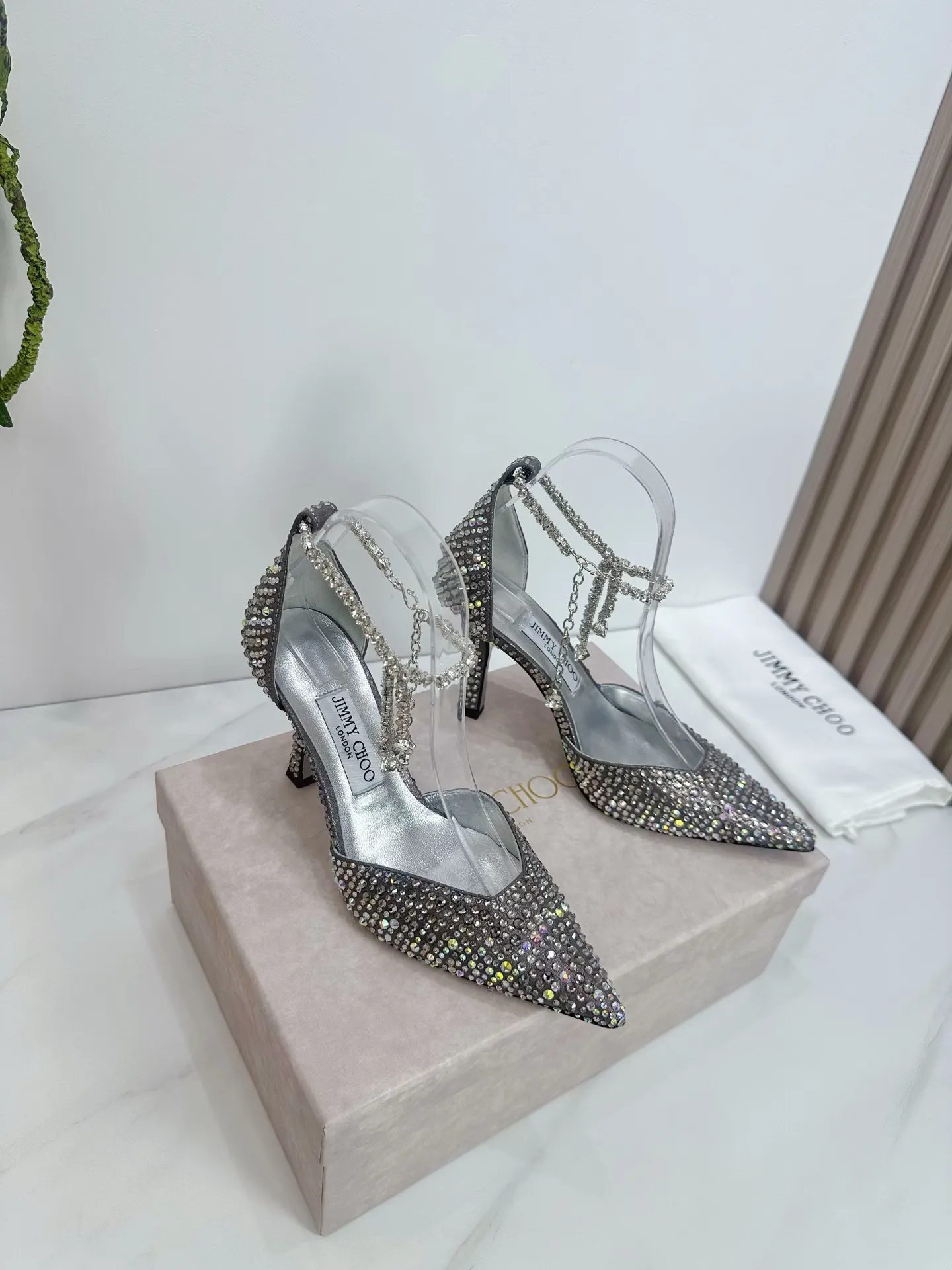👟👟Ex-factory price 820👟👟 JIMMY CHOO (Jimmy CHOO) 💝💝💝 is a very comprehensive noble fashion lifestyle brand, with a series of women's high-heeled, medium-heeled, flat-heeled sandals with the same strap from major fashion bloggers and celebrities in Hong Kong and the United States.  The Australian pointed toe, round toe and square toe series are simply beautiful. Fall in love with elegance and playful sense of the future. Just by looking at them, you want to own them immediately, but you can really think about a pair of exquisite high heels~~~~~~~~~~~~~~~~~ 💝This series is specially designed for extraordinary and indifferent ladies, thus creating a unique overall effect, Jimmy Choo Design products that inspire women to move forward and show their charm💝💝💝 1⃣️Material: Imported silk hot diamond 2⃣️Inner: Imported Italian lambskin, super soft and delicate 3⃣️Outsole: Imported Italian original original color genuine leather injection molded outsole Heel height 8.5 4⃣️Code number: 35 to 39 (34.40.41.42. Customized)